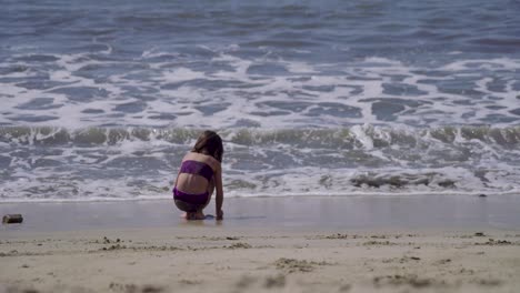 una niña juega y disfruta de un día soleado en una playa mexicana
