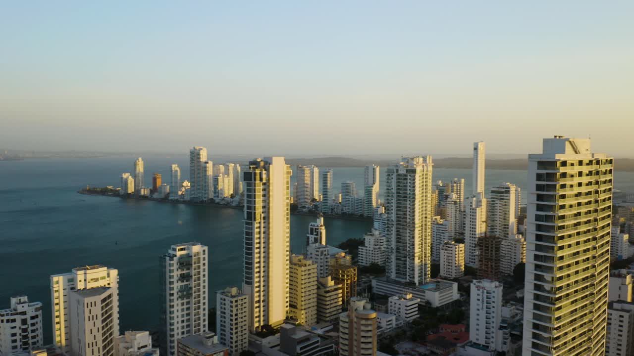 Splendida vista panoramica dello skyline moderno di Cartagena al tramonto