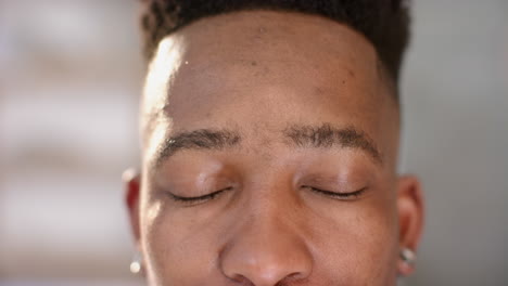 Eyes-of-happy-african-american-male-potter-looking-on-camera-in-pottery-studio,-slow-motion