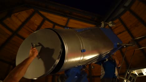 Increíble-Telescopio-Grande-Y-Antiguo-Dentro-Del-Observatorio-Tekov-En-Eslovaquia