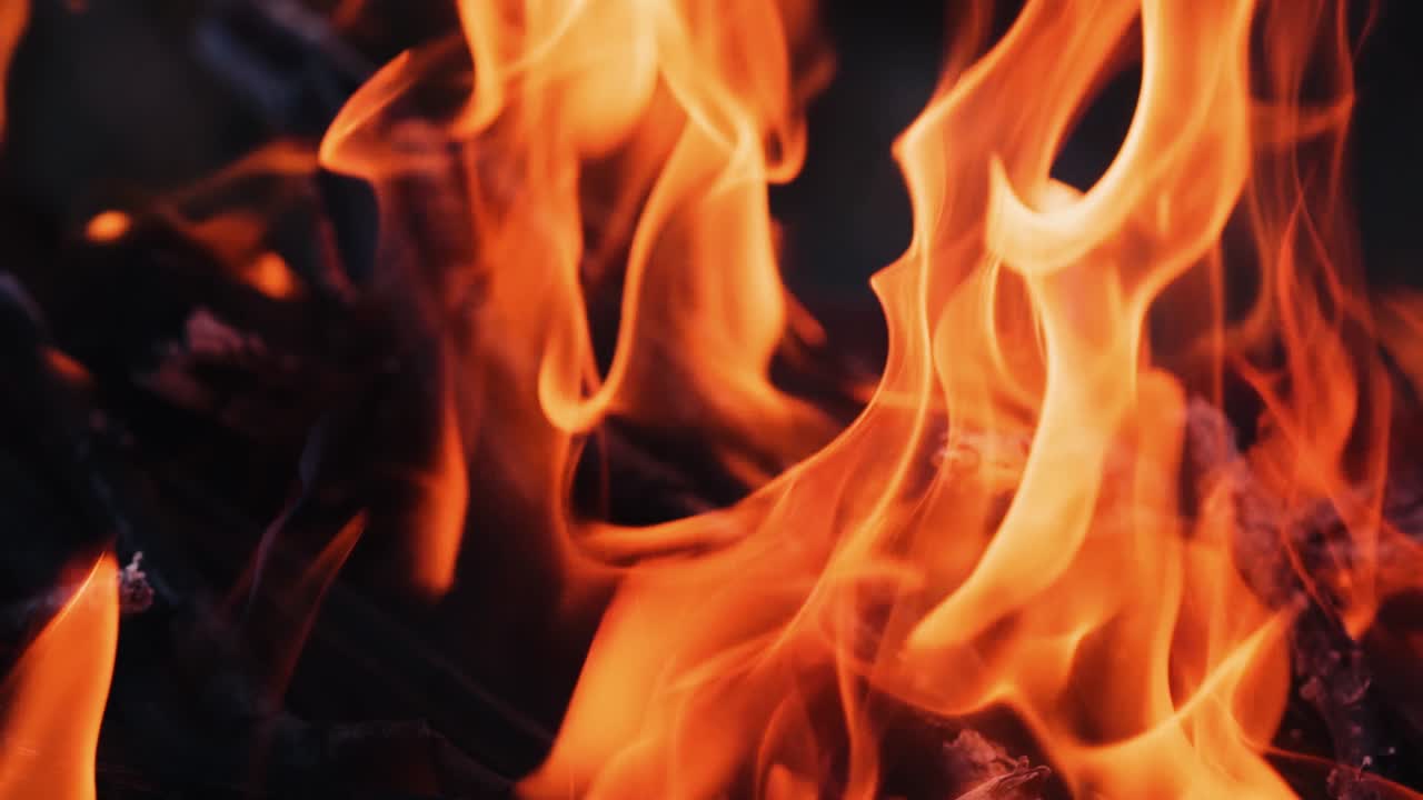 Falò. Il fuoco è acceso di notte. Movimento lento