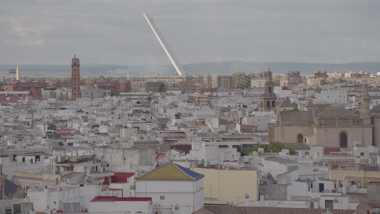 Paesaggio urbano di Siviglia con il ponte Alamillo