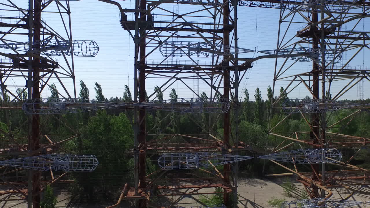 Luftaufnahme des massiven Duga-Radarsystems, eines sowjetischen Überhorizontradars in Tschernobyl, Ukraine
