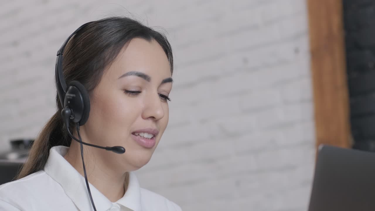 mujer sonriente operadora de centro de llamadas, agente de atención al cliente usa auriculares consulta al cliente en línea escribiendo en portátil, hablando en internet, computadora, chat, operadora de línea de ayuda secretaria hace videoconferencia