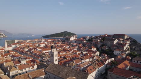 fortificación aérea sobre pared de piedra y explanada de stradun en el casco antiguo de dubrovnik