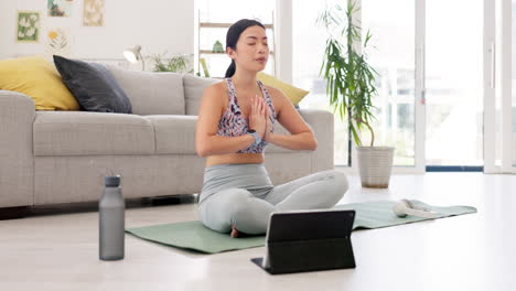 yoga, meditación y mujer con tableta en línea