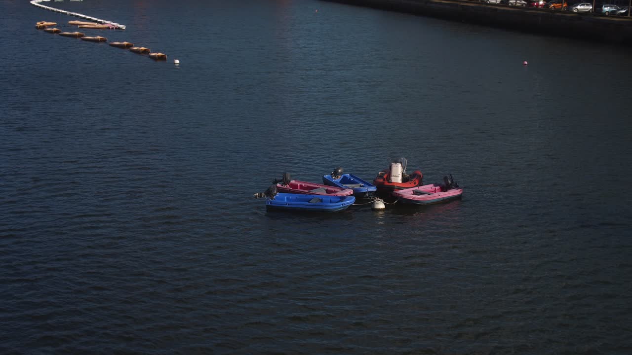 정박된 고무 딩기 보트의 공중 드론 샷