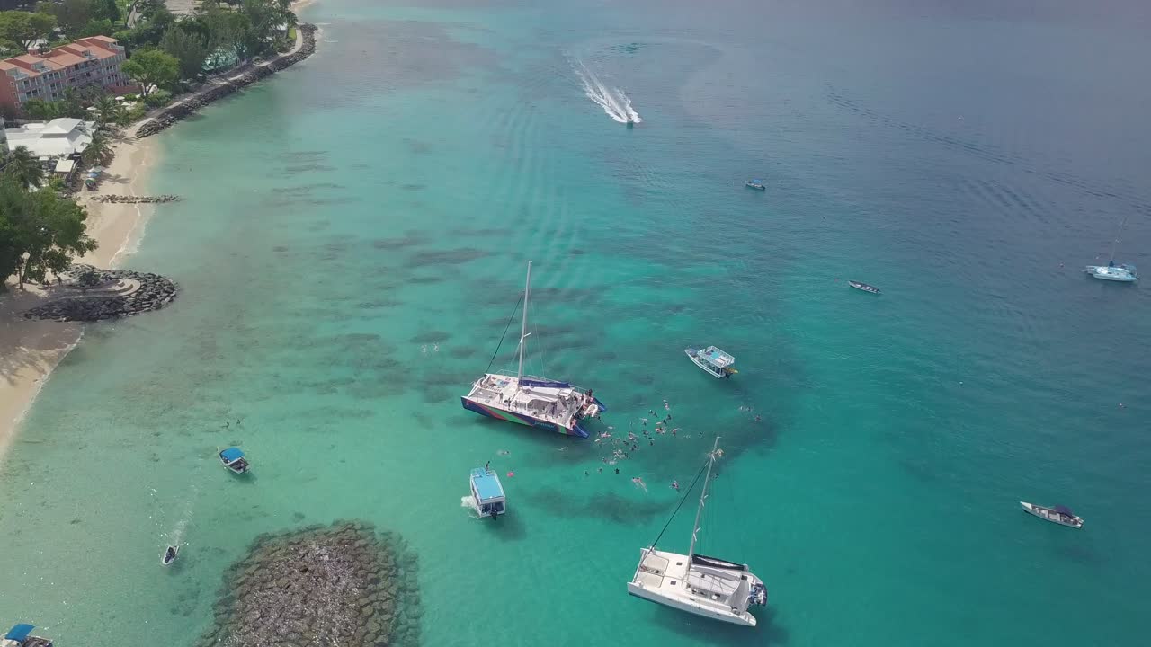 대형 카타마란 보트에서 카리브해 바베이도스 섬에서 스노클링과 다이빙을 하는 많은 관광객들의 공중 기울기