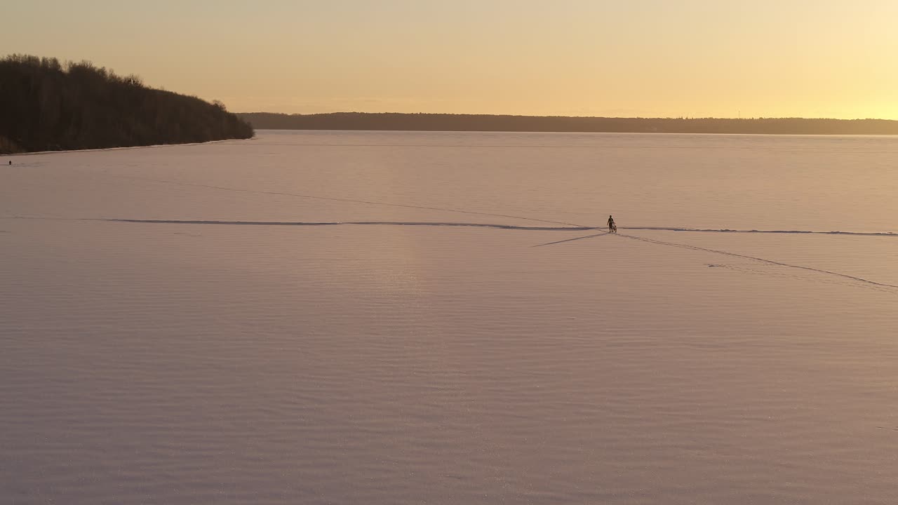 얼어붙은 카우나스 바다 위의 자전거