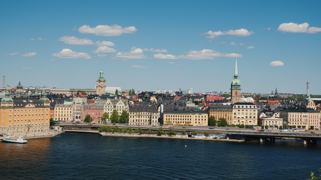 panorama de la ciudad de estocolmo un día claro y soleado en la capital de suecia video 4k