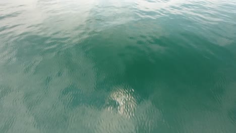 un disparo aéreo de un avión no tripulado volando sobre el mar mediterráneo en el sur de francia. baja altitud