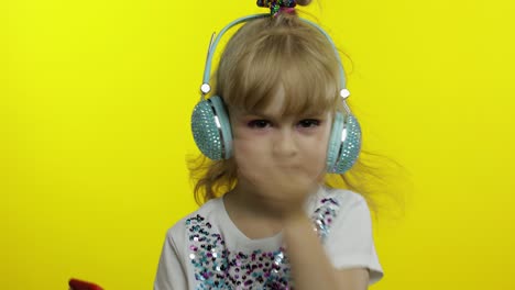 Kind-Tanzt-Mit-Smartphone-Und-Hört-Musik-über-Kopfhörer.-Kleines-Mädchen-Tanzt,-Hat-Spaß