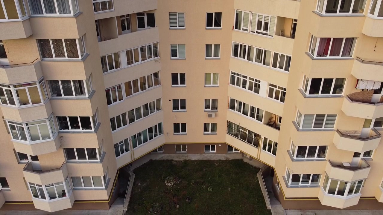 Luftfoto af en drone, der flyver nær en beboelsesejendom