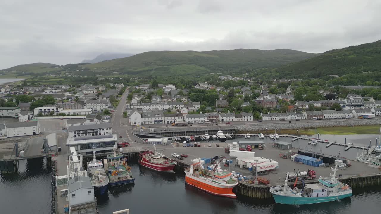 시 보트 가 있는 해안 도시 항구