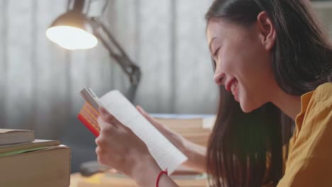 mujer leyendo un libro en un escritorio