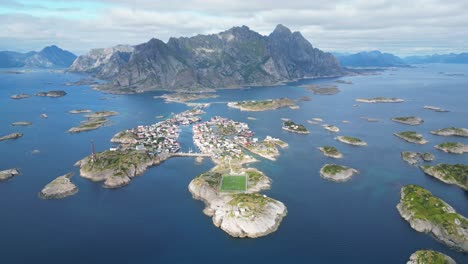 Campo-De-Fútbol-De-Henningsvaer-En-El-Archipiélago-De-La-Isla-De-Lofoten,-Noruega,-Escandinavia---Círculos-Aéreos-De-4k