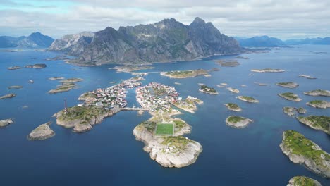 campo de fútbol henningsvaer en el archipiélago de las islas lofoten, noruega, escandinavia - círculo aéreo de 4k