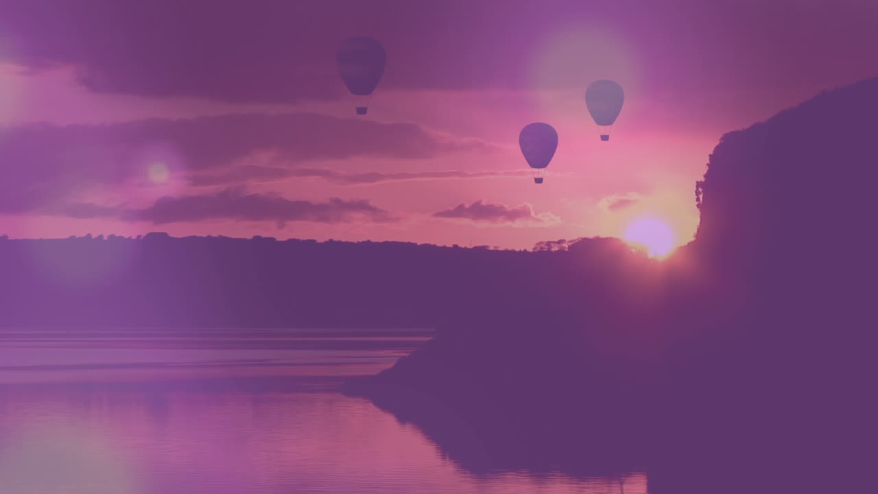 Mongolfiera in volo con un bellissimo tramonto