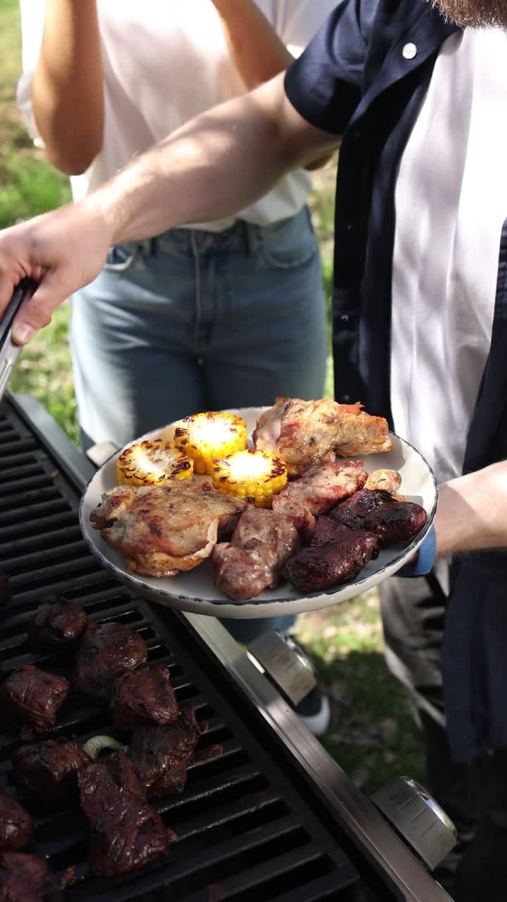 Amici che fanno un barbecue.