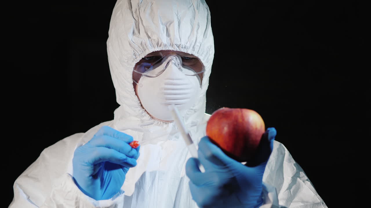 보호복과 장갑을 낀 남자가 큰 사과 4에서 도말을 합니다.