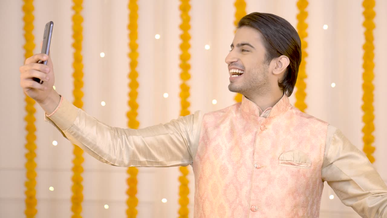 Uomo Indiano che Augura Buon Diwali in Videochiamata