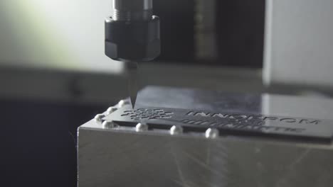 máquina de grabado cnc en acción