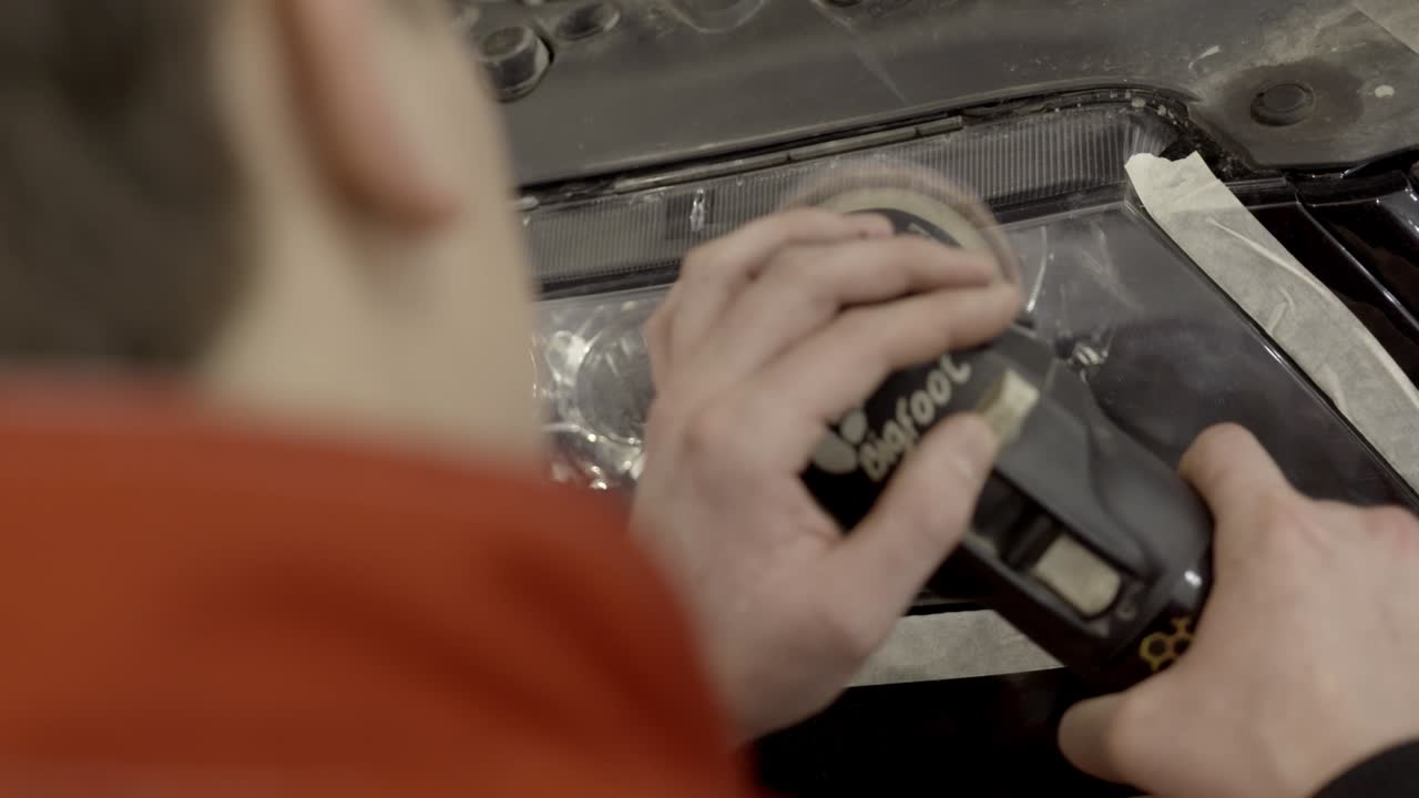 pulido de los faros de los automóviles