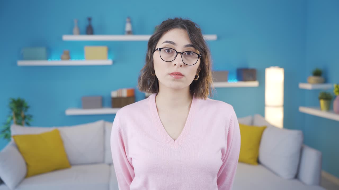 젊은 여성이 놀라서 카메라를 쳐다보고 있습니다.