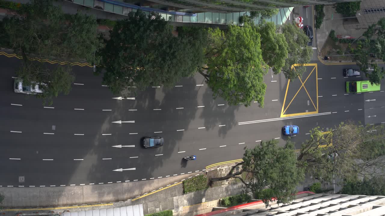 세로 동영상 : 싱가포르 중심 업무 지구 시내의 차량 통행