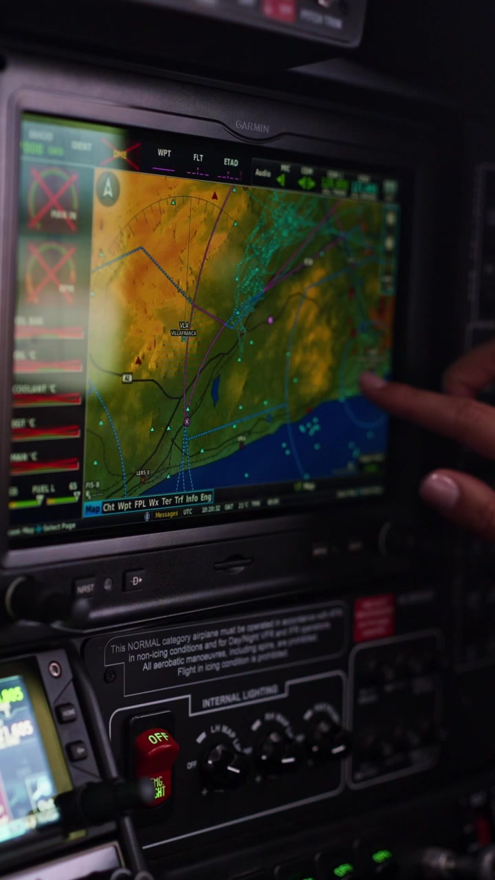 Pilota con display di navigazione aeronautica Garmin nella cabina di pilotaggio