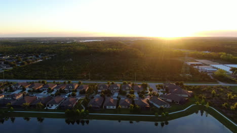 Volando-Sobre-Casas-Y-Granjas-Junto-Al-Lago-Durante-Una-Hermosa-Puesta-De-Sol-De-Primavera-En-Florida