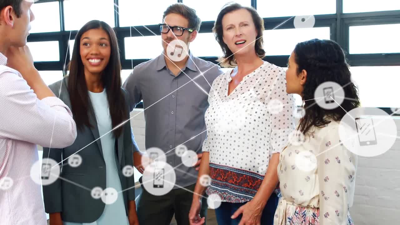 animación de una red de iconos digitales sobre diversos colegas discutiendo juntos en la oficina