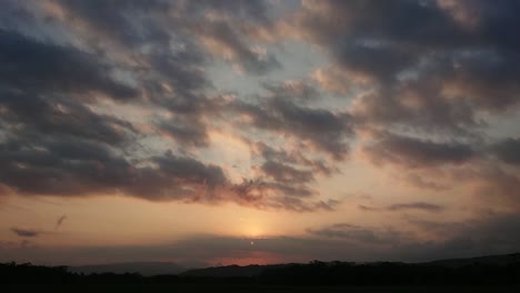 espectacular cielo de puesta de sol con cielo de puesta de sol de nube púrpura roja