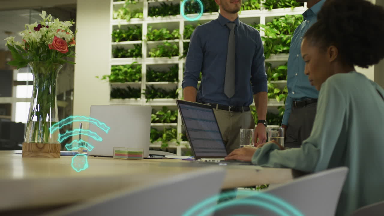 animación de iconos wifi sobre diversas personas de negocios en la oficina