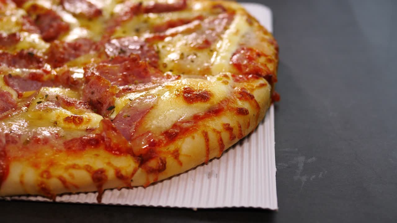 Pizza con Salsiccia, Prosciutto e Formaggio