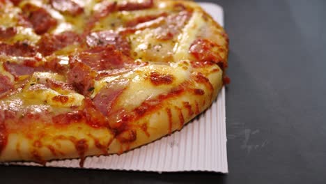 pizza de salchichas y queso con jamón