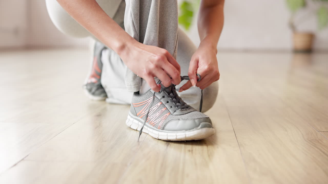 Donna che si allaccia le scarpe da ginnastica