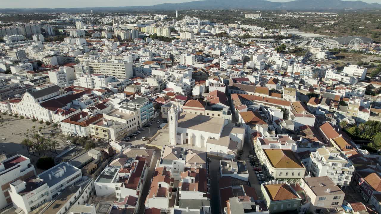 vista de arriba hacia abajo de la iglesia madre de portimão o del paisaje urbano de la iglesia de nuestra señora conceição - algarve