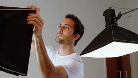 fotógrafo masculino ajustando la luz estroboscópica 4k