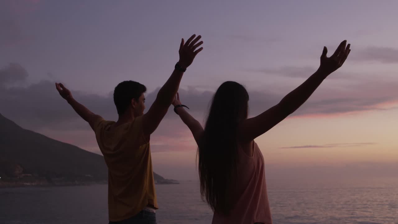 una joven pareja disfrutando de la vista del atardecer