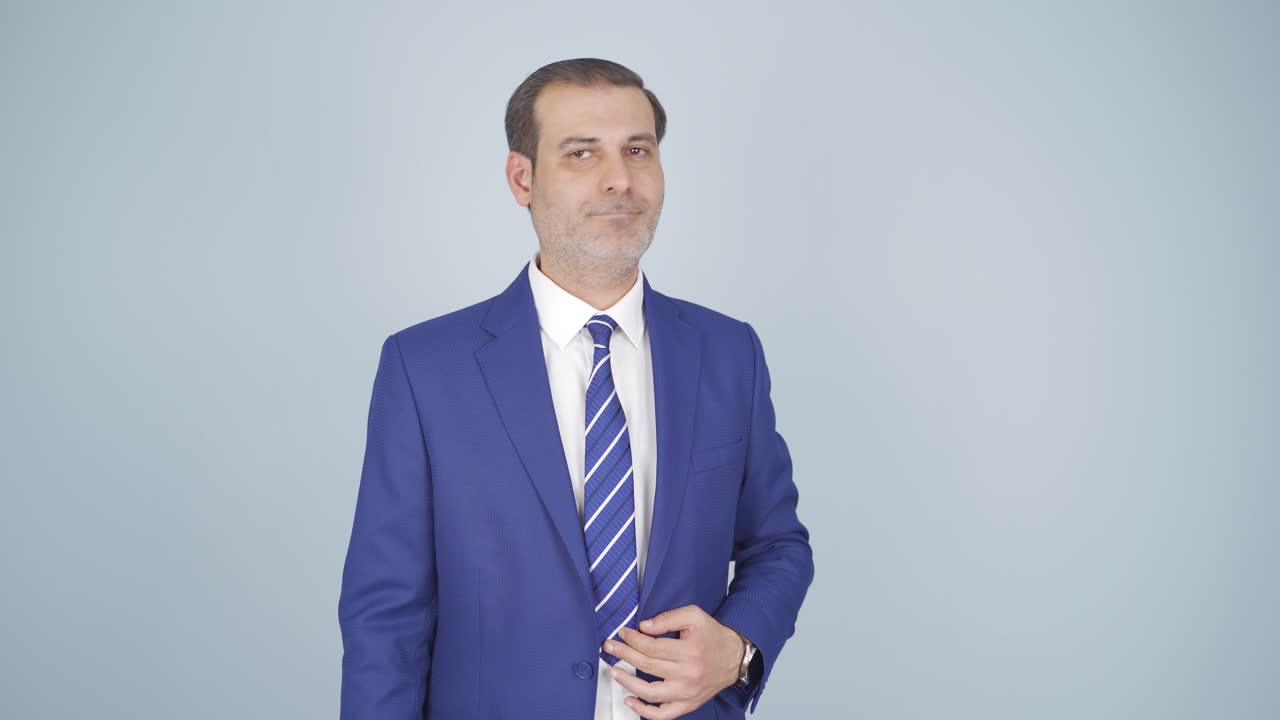 비즈니스맨이 카메라에 "아니요"라고 말합니다.