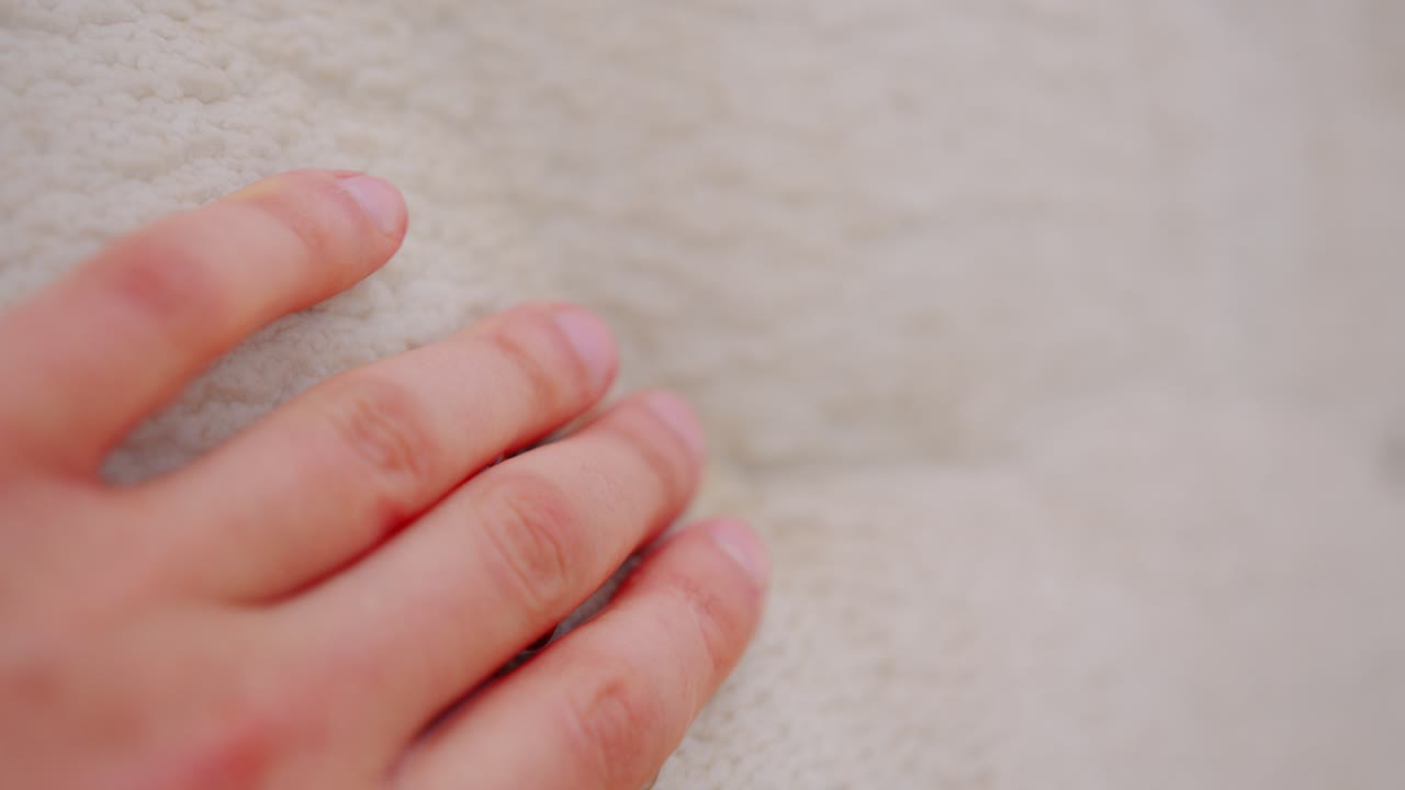 cerca de la mano de la persona que toca las rocas de calcio de pamukkale en turquía