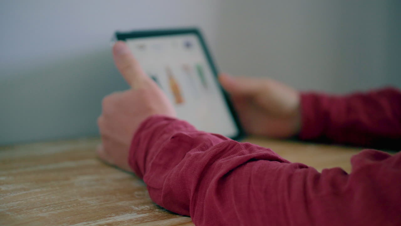 persona que utiliza una tableta