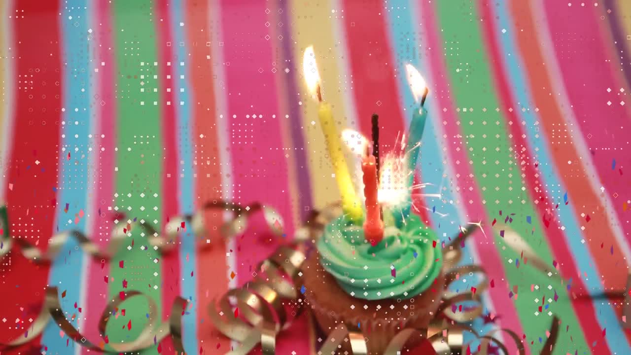 animación digital de diseños de patrones de puntos y confeti cayendo sobre velas encendidas en un pastel