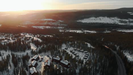 Schwedische-Holzhäuser-In-Norrland-Sonnenuntergang-Mit-Drohne