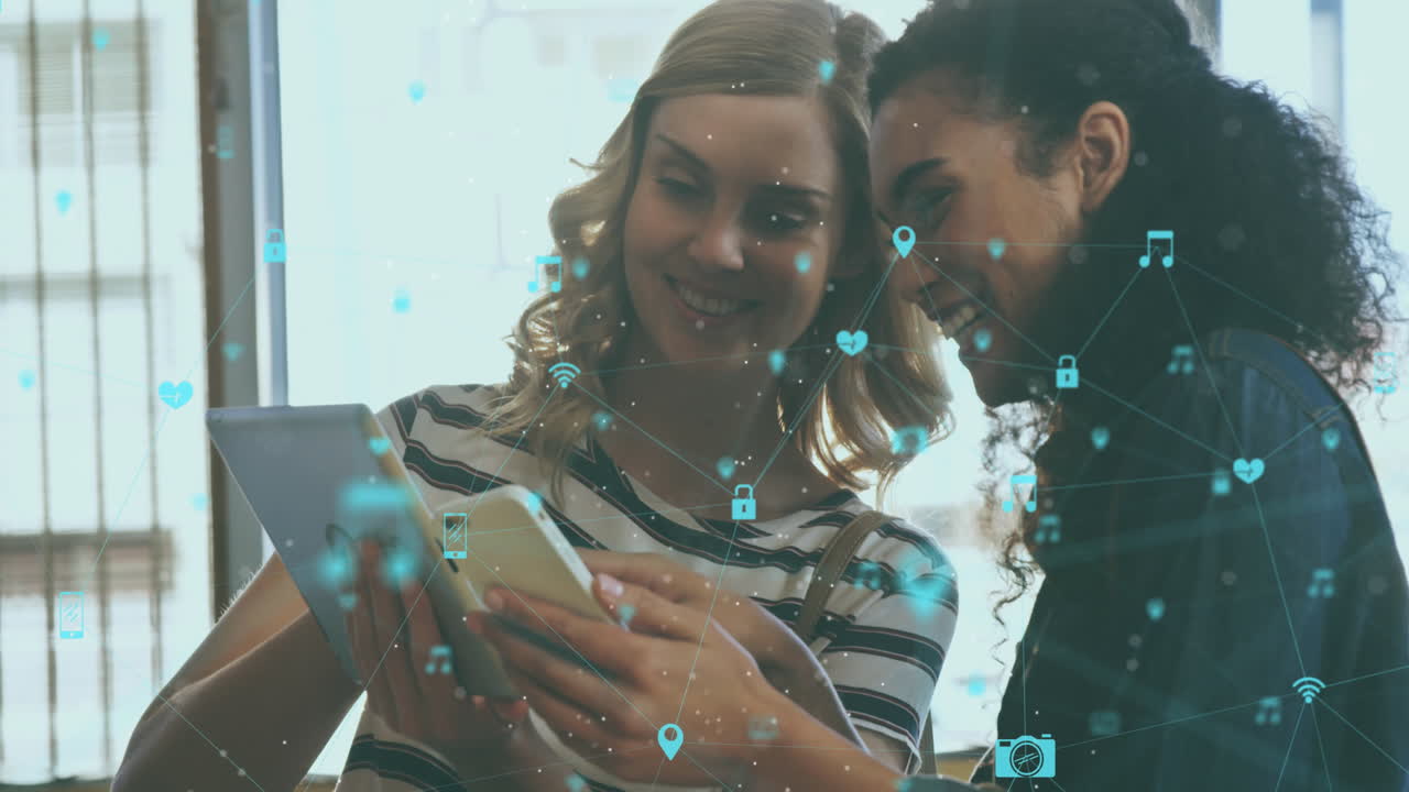 animación de un globo de iconos digitales contra dos mujeres diversas que usan teléfonos inteligentes y tabletas digitales.