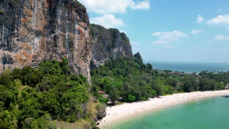 las rocas del acantilado en la playa de railay krabi tailandia