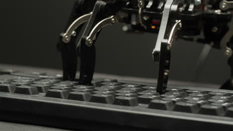 robot escribiendo a mano en un teclado