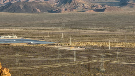 granja solar que revela detrás de una montaña del desierto de nevada, aérea