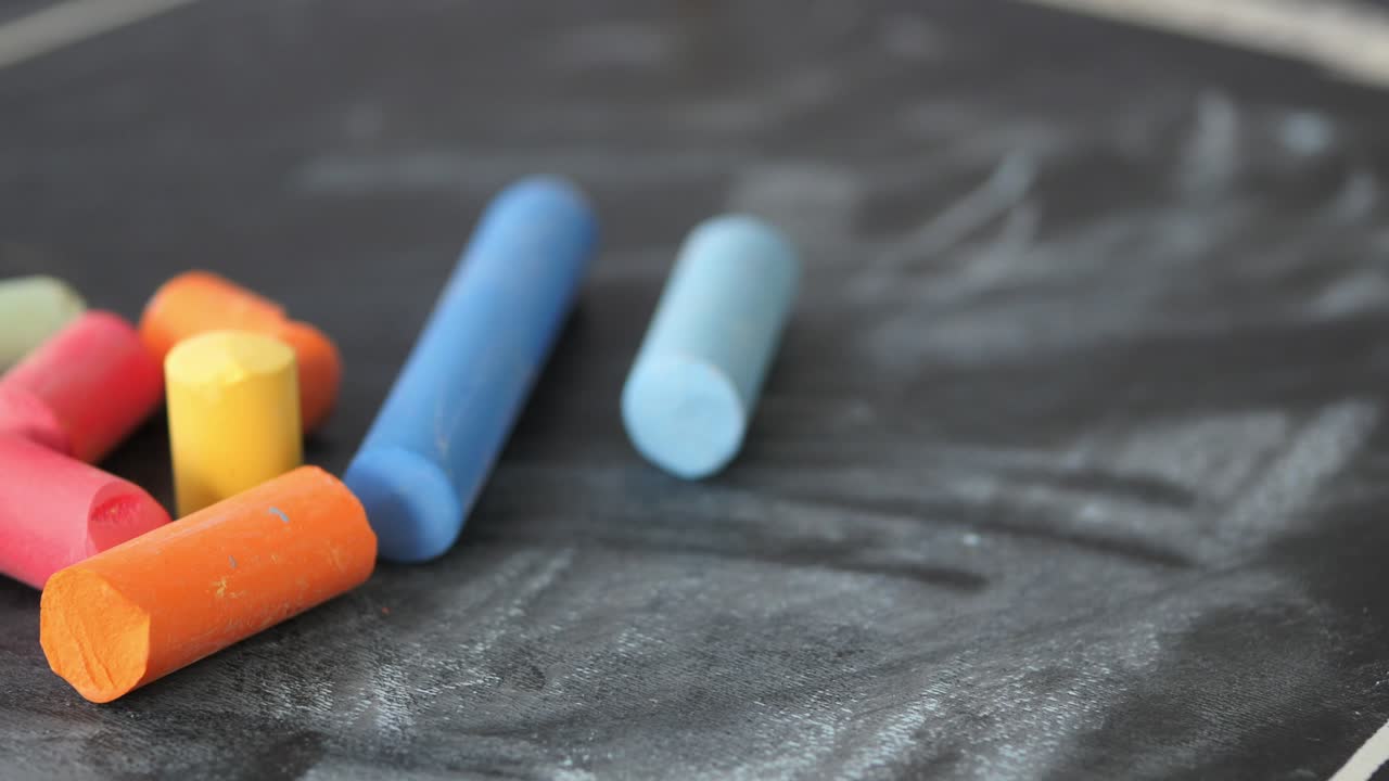 블랙보드 에 있는 다채로운 도자기 조각 들